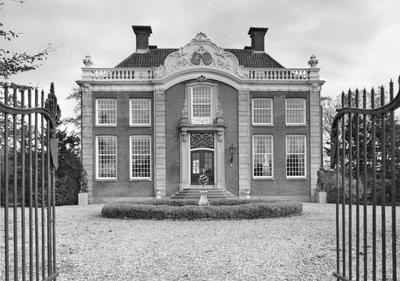 501331 Gezicht op de voorgevel van het huis Vechtvliet (Straatweg 220) te Breukelen; met herplaatste bekroning en ...